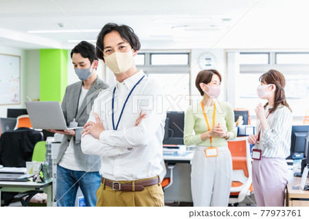 戴著面具的商人在辦公室 77973761