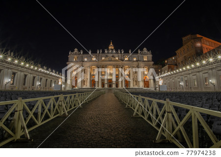 夜晚的聖皮特羅廣場 夜晚的聖皮特羅廣場 77974238
