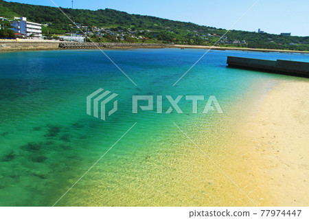 Okinawa has excellent transparency! The beautiful sea of Ojima Okinawa has excellent transparency! The beautiful sea of Ojima 77974447