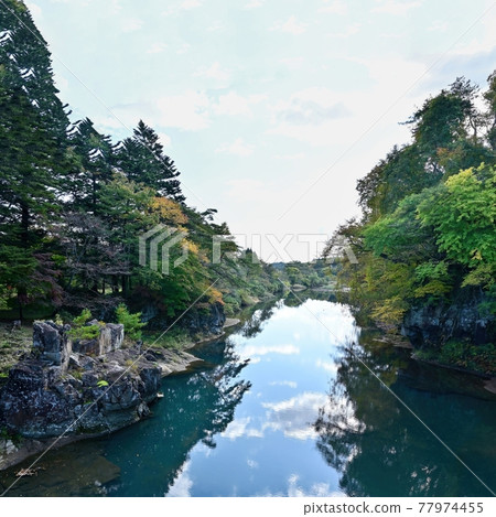 岩手縣一關市藍天與藍天的倒影映照在水面 岩手縣一關市藍天與藍天的倒影映照在水面 77974455