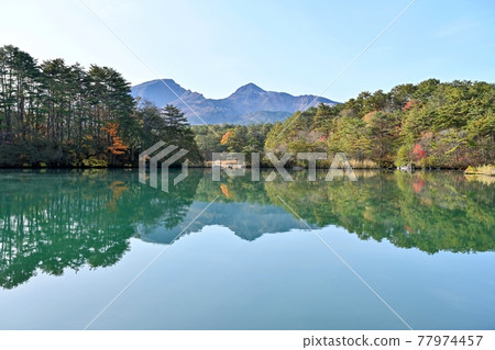 秋天的 Bishamonnuma 和 Bandaisan 合作場景@福島五色沼 秋天的 Bishamonnuma 和 Bandaisan 合作場景@福島五色沼 77974457