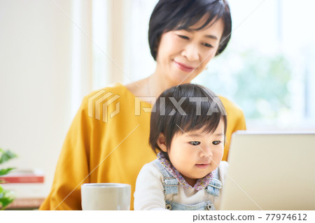 1 歲女孩和老年婦女 77974612