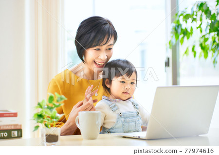 1 歲女孩和老年婦女 77974616