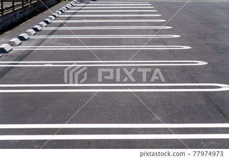 在瀝青上繪製的停車場_白線 77974973
