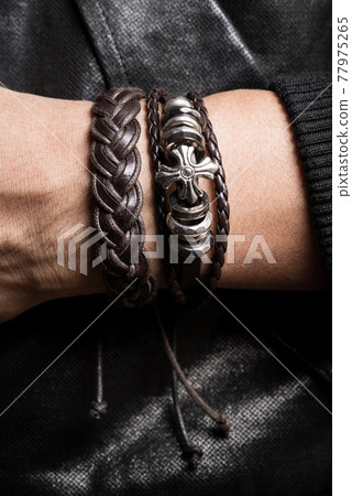 bracelet on the wrist bracelet on the wrist 77975265