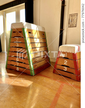 A vaulting box on the edge of the gymnasium 77976042