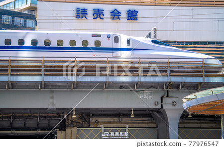 日本東京城市景觀，例如穿過有樂町站的新幹線 77976547