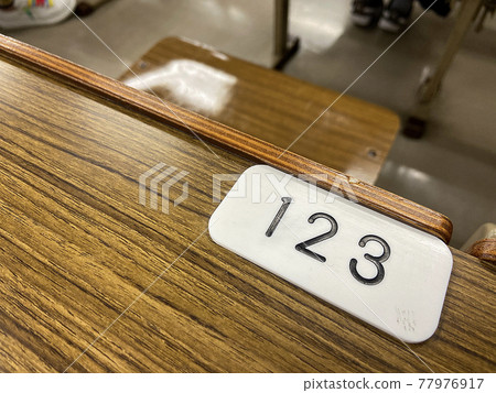 大學課桌和號碼 大學課桌和號碼 77976917