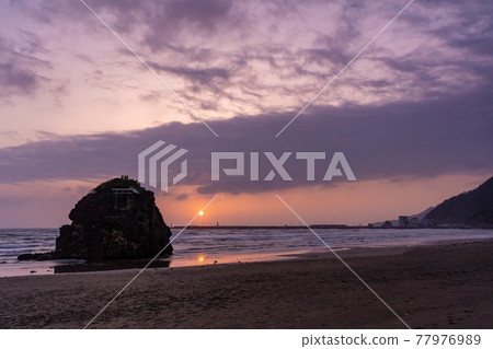 Sunset at Inasa Beach, Izumo City, Shimane Prefecture 77976989