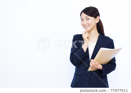 一個三十多歲的女商人，微笑著迷失了方向 77977011
