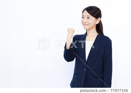 做膽量姿勢的三十多歲的女商人 77977108