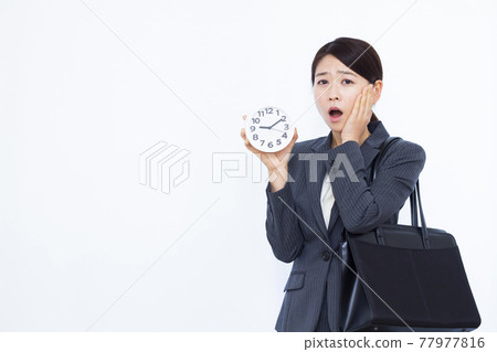 一個三十多歲的女商人驚訝地睡過頭 77977816
