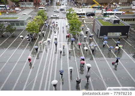 帶雨傘的人去的博多車站前廣場 77978210