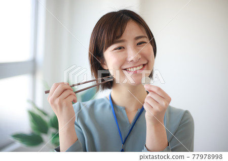 帶 500 日元硬幣和筷子的女員工 一枚硬幣午餐圖片 77978998