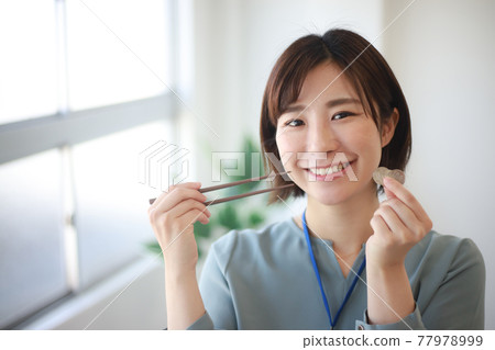 Female employee with 3 100-yen coins and chopsticks 300 yen lunch image Female employee with 3 100-yen coins and chopsticks 300 yen lunch image 77978999