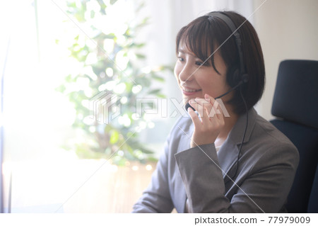 進行視頻通話的女員工 進行視頻通話的女員工 77979009