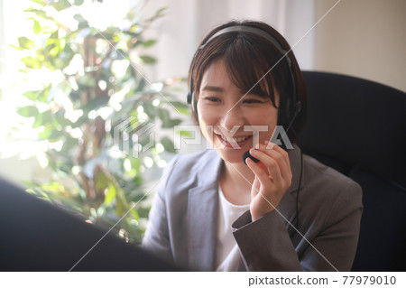 進行視頻通話的女員工 77979010