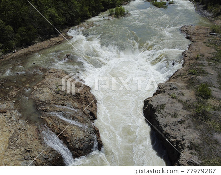 豐平河在水中升起（與航拍同時拍攝的視頻素材） 77979287