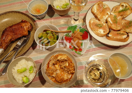 火腿和蒔蘿小點心、烏魚等一桌。 77979406