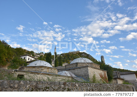 藍天,白雲,還有美麗的歷史和古老的城堡。 藍天,白雲,還有美麗的歷史和古老的城堡。 77979727