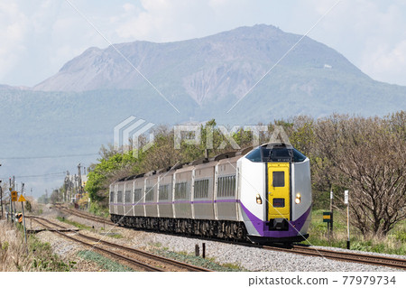 Limited express Super Hokuto running behind Mt. Usu (Kiha 261 series 1000 series) Muroran Main Line Mareppu-Golden Limited express Super Hokuto running behind Mt. Usu (Kiha 261 series 1000 series) Muroran Main Line Mareppu-Golden 77979734