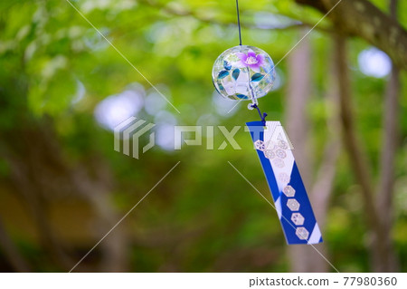 風鈴在陽光透過樹木的森林中 5 風鈴在陽光透過樹木的森林中 5 77980360