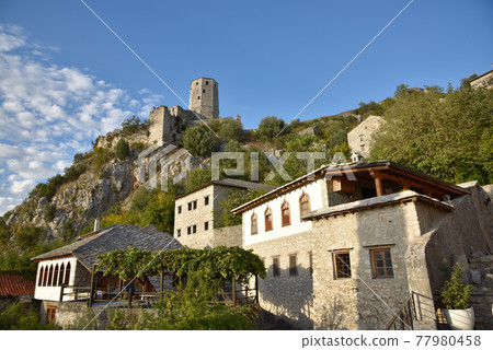 藍天，白雲，還有美麗的歷史和古老的城堡。 77980458