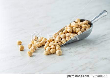 Peeled roasted hazelnut kernels. 77980655