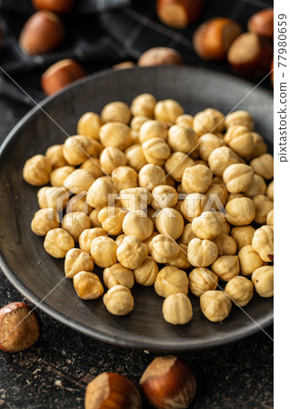 Peeled roasted hazelnut kernels. 77980659