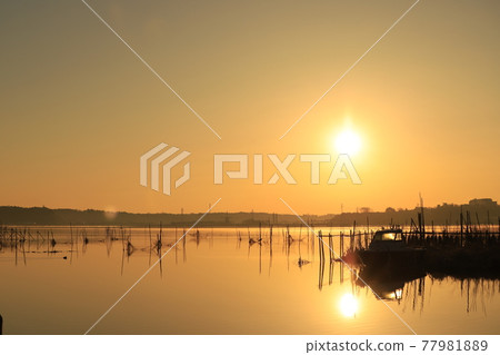 晨光的山。 77981889