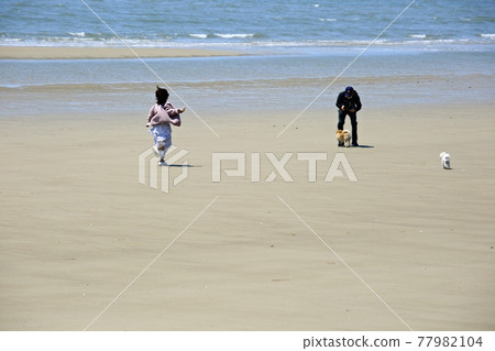 Beautiful seaside scenery, woman on the beach Beautiful seaside scenery, woman on the beach 77982104