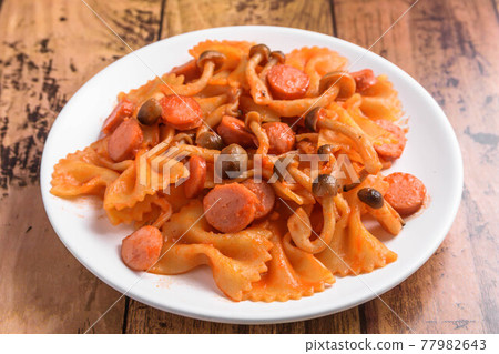 Wiener and shimeji tomato sauce pasta 77982643