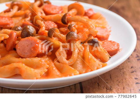 Wiener and shimeji tomato sauce pasta 77982645