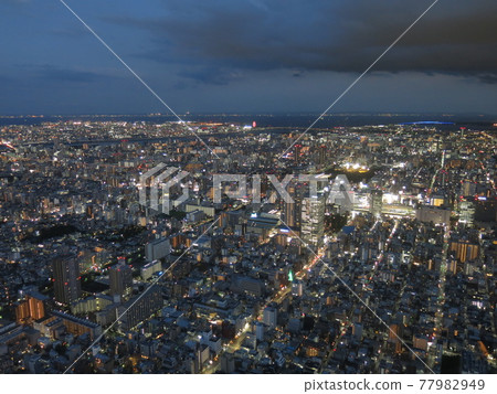 從東京晴空塔天房甲板（南側、東京灣區、葛西臨海公園、東京迪士尼度假區等）看到的夜景 77982949