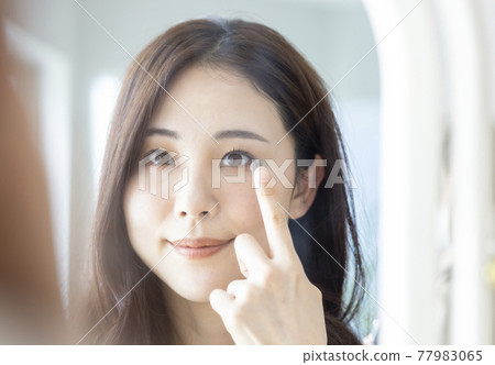 Women wearing contact lenses Women wearing contact lenses 77983065