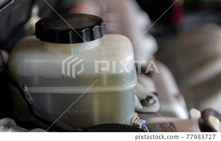 Brake fluid reservoir Oil level in the car 77983727