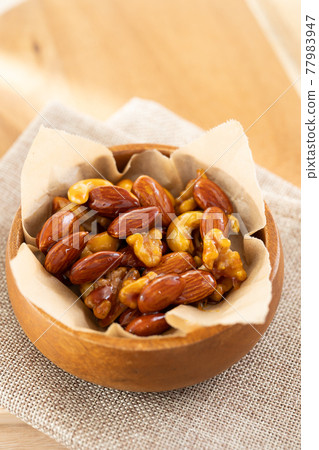 Caramel nuts 77983947