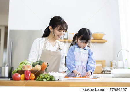 在廚房做飯的父母 77984367