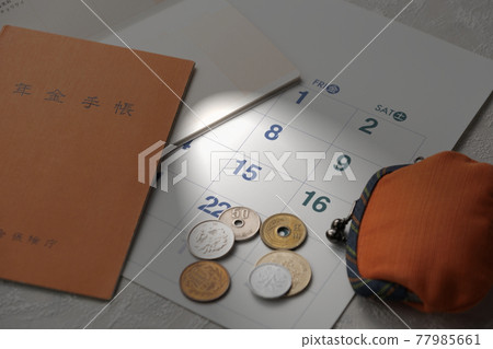 退休金書和金錢的形象 77985661