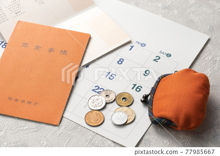 退休金書和金錢的形象 退休金書和金錢的形象 77985667