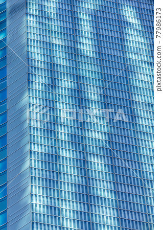 摩天大樓玻璃窗對面建築物的燈光，圖形材料 77986173