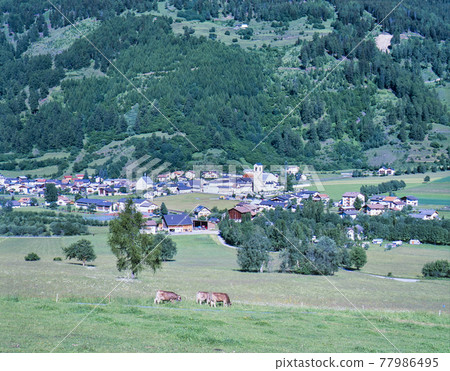 本篤會修道院小教堂和私人住宅村的風景 本篤會修道院小教堂和私人住宅村的風景 77986495
