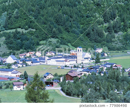 本篤會修道院小教堂和私人住宅村的風景 本篤會修道院小教堂和私人住宅村的風景 77986498