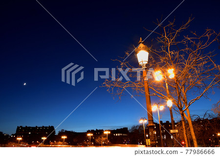 法國巴黎,2020 年 12 月 18 日拍攝的戴高樂廣場夜景與月亮 法國巴黎,2020 年 12 月 18 日拍攝的戴高樂廣場夜景與月亮 77986666