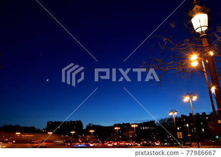 法國巴黎，2020 年 12 月 18 日拍攝的戴高樂廣場夜景與月亮 77986667