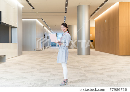 用筆記本電腦拍攝合作《LINK FOREST》的女商人 用筆記本電腦拍攝合作《LINK FOREST》的女商人 77986736