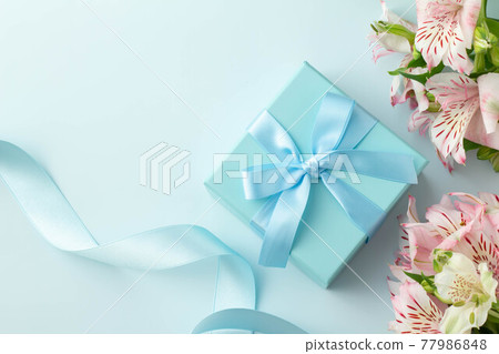 用淺藍色絲帶和粉紅色六出花禮物裝飾的盒子的圖像 77986848