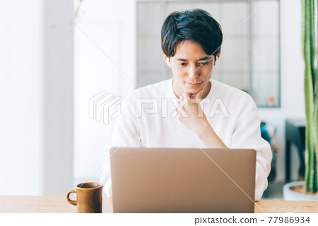 男人做遠程辦公 77986934