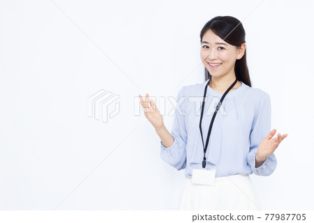 Business woman in her thirties giving an explanation Business woman in her thirties giving an explanation 77987705