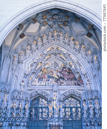 Front arch of Gross Münster Cathedral 77987845